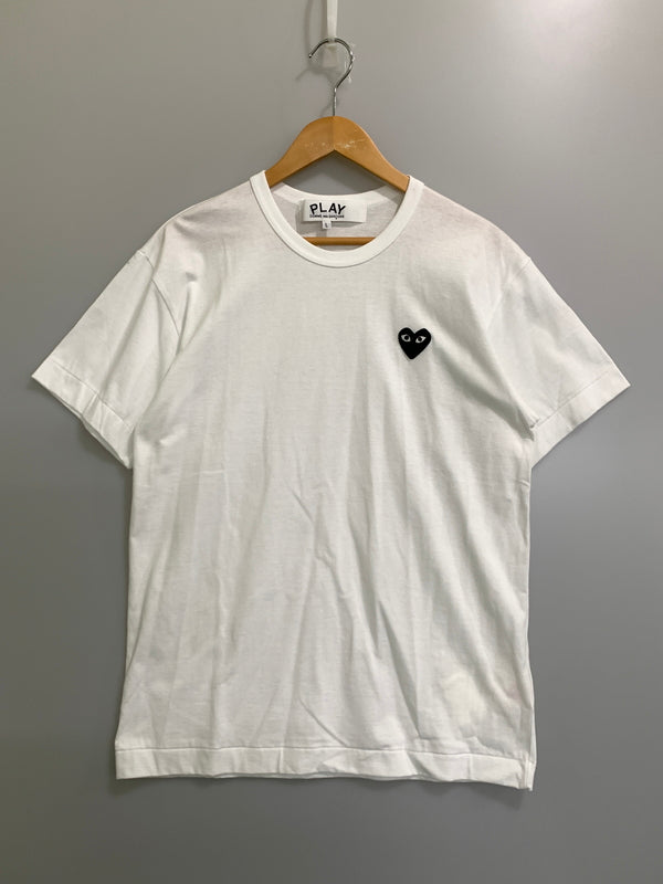【中古品】【メンズ】 PLAY COMME DES GARCONS プレイ コムデギャルソン T-SHIRT WITH BLACK EMBLEM AX-T064-051-2-6 Tシャツ ウィズ ブラックエンブレム 半袖Tシャツ トップス 140-261020-yn-26-min サイズ：L カラー：ホワイト 万代Net店