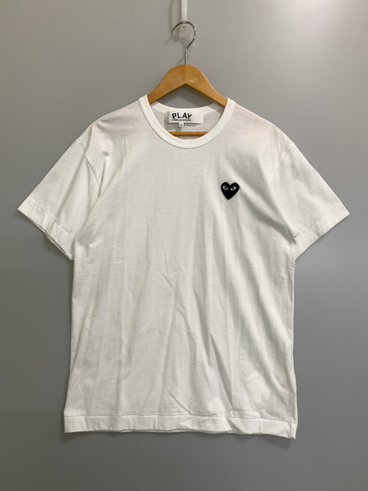 【中古品】【メンズ】 PLAY COMME DES GARCONS プレイ コムデギャルソン T-SHIRT WITH BLACK EMBLEM AX-T064-051-2-6 Tシャツ ウィズ ブラックエンブレム 半袖Tシャツ トップス 140-261020-yn-26-min サイズ：L カラー：ホワイト 万代Net店