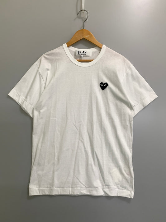 【中古品】【メンズ】 PLAY COMME DES GARCONS プレイ コムデギャルソン T-SHIRT WITH BLACK EMBLEM AX-T064-051-2-6 Tシャツ ウィズ ブラックエンブレム 半袖Tシャツ トップス 140-261020-yn-26-min サイズ：L カラー：ホワイト 万代Net店