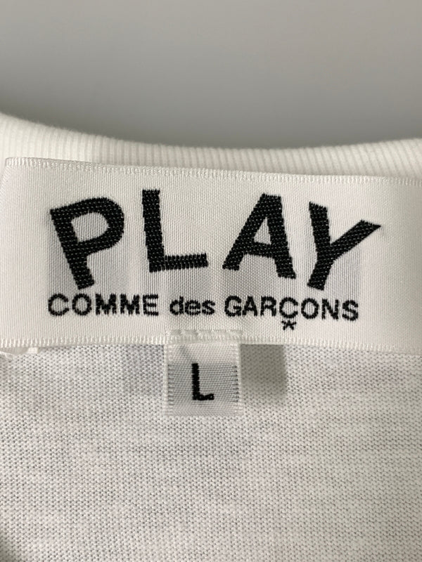 【中古品】【メンズ】 PLAY COMME DES GARCONS プレイ コムデギャルソン T-SHIRT WITH BLACK EMBLEM AX-T064-051-2-6 Tシャツ ウィズ ブラックエンブレム 半袖Tシャツ トップス 140-261020-yn-26-min サイズ：L カラー：ホワイト 万代Net店