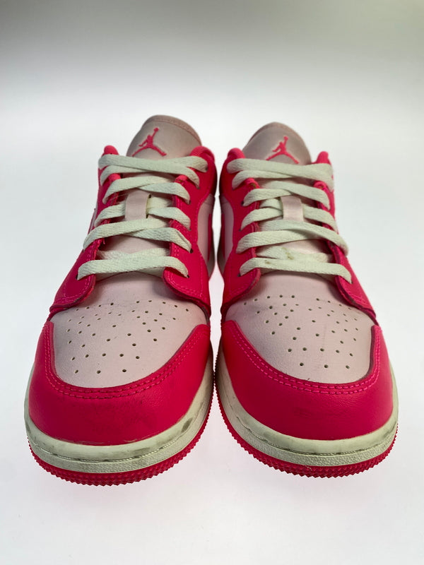 【中古品】【レディース】 NIKE ナイキ JORDAN BRAND AIR JORDAN 1 LOW (GS) 553560-661 GS エアジョーダン1 ロー スニーカー ガールズ 160-261018-em-05-min サイズ：24.0cm カラー：PINK FOAM HYPER PINK-SUMMIT WHITE 万代Net店