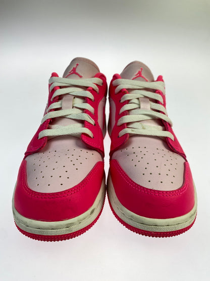 【中古品】【レディース】 NIKE ナイキ JORDAN BRAND AIR JORDAN 1 LOW (GS) 553560-661 GS エアジョーダン1 ロー スニーカー ガールズ 160-261018-em-05-min サイズ：24.0cm カラー：PINK FOAM HYPER PINK-SUMMIT WHITE 万代Net店