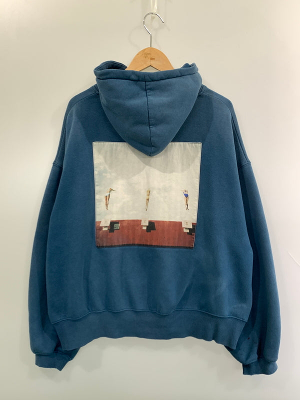 【現状渡し品】【メンズ】 TIGHTBOOTH タイトブース PULLOVER HOODIE プルオーバー フーディ メンズ パーカー トップス スウェット 刺繍 142-261022-em-07-min サイズ：M カラー：ターコイズブルー 万代Net店