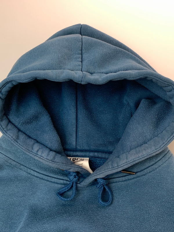 【現状渡し品】【メンズ】 TIGHTBOOTH タイトブース PULLOVER HOODIE プルオーバー フーディ メンズ パーカー トップス スウェット 刺繍 142-261022-em-07-min サイズ：M カラー：ターコイズブルー 万代Net店
