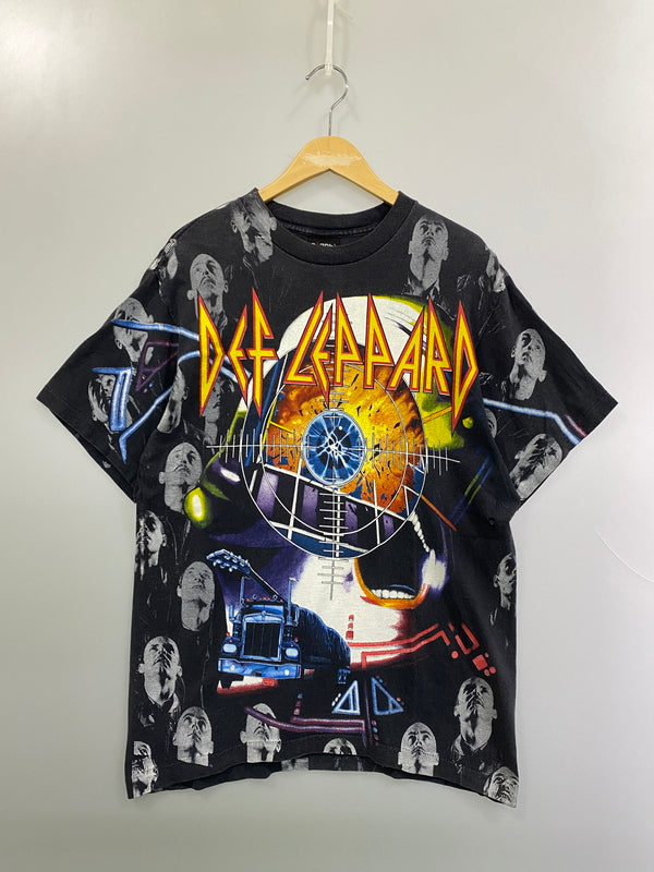【現状渡し品】【メンズ】 GIANT ジャイアント 90S DEF LEPPARD ALL OVER PLINT S/S TEE 90年代 プリント ショートスリーブ 半袖 Tシャツ ヴィンテージ メンズ トップス バンドT ロックバンド 146-261015-em-07-min サイズ：L カラー：グレー 万代Net店