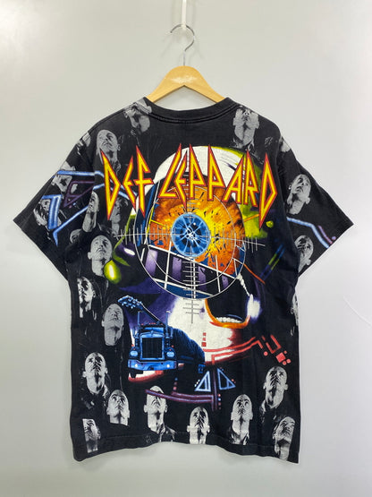 【現状渡し品】【メンズ】 GIANT ジャイアント 90S DEF LEPPARD ALL OVER PLINT S/S TEE 90年代 プリント ショートスリーブ 半袖 Tシャツ ヴィンテージ メンズ トップス バンドT ロックバンド 146-261015-em-07-min サイズ：L カラー：グレー 万代Net店