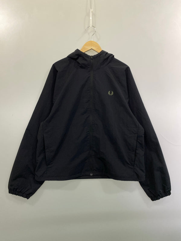 【中古品】【メンズ】 FRED PERRY フレッドペリー OVERSIZED HOODED SHELL JKT オーバーサイズ フーデッド シェルジャケット メンズ ライトアウター ナイロン 141-261015-em-30-min サイズ：M カラー：ブラック 万代Net店