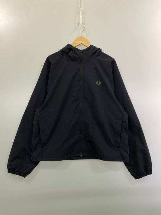 【中古品】【メンズ】 FRED PERRY フレッドペリー OVERSIZED HOODED SHELL JKT オーバーサイズ フーデッド シェルジャケット メンズ ライトアウター ナイロン 141-261015-em-30-min サイズ：M カラー：ブラック 万代Net店