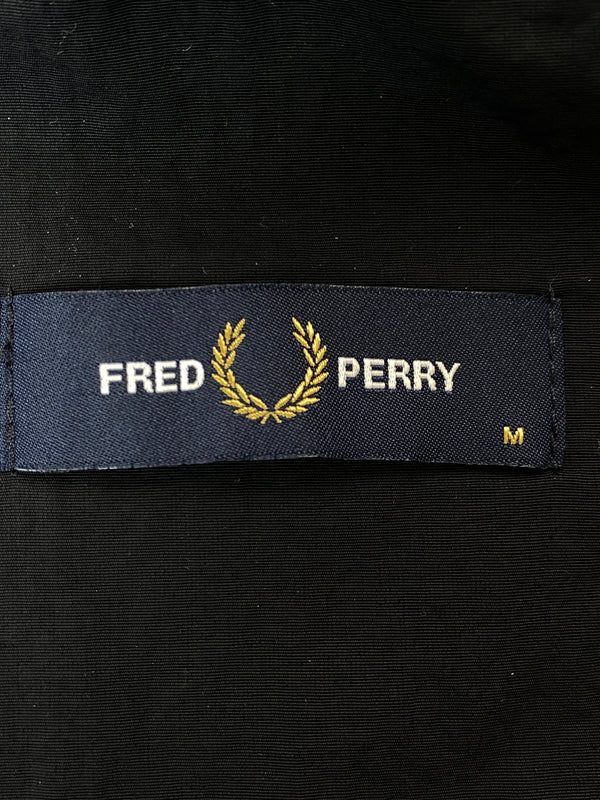 【中古品】【メンズ】 FRED PERRY フレッドペリー OVERSIZED HOODED SHELL JKT オーバーサイズ フーデッド シェルジャケット メンズ ライトアウター ナイロン 141-261015-em-30-min サイズ：M カラー：ブラック 万代Net店