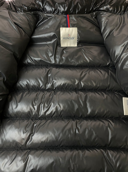 【中古品】【メンズ】 MONCLER モンクレール MAYA GIUBBOTTO DOWN JACKET 142-091-40366-05 マヤ ジュボット ダウンジャケット メンズ アウター ブルゾン 141-261015-em-36-min カラー：ブラック 万代Net店