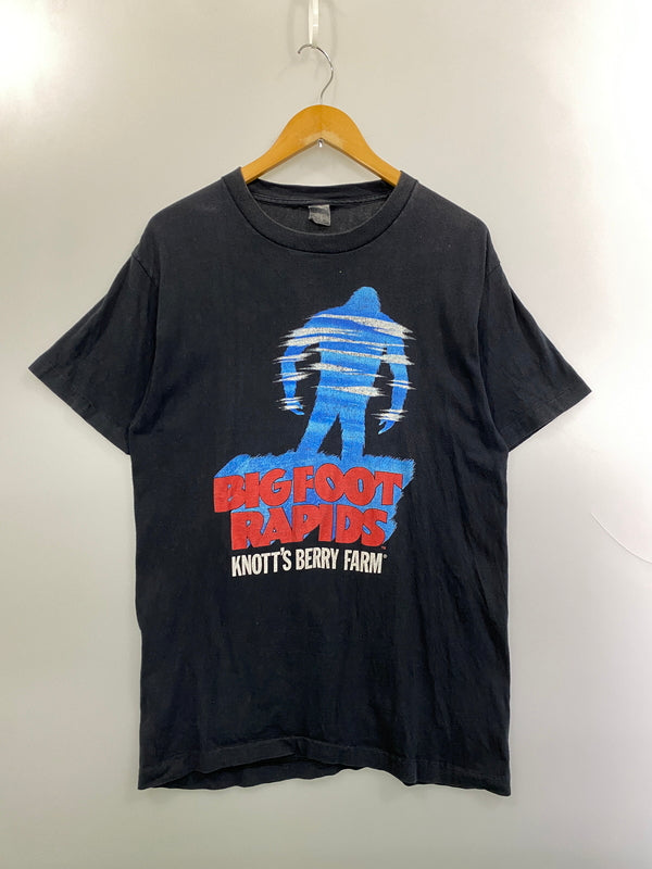 【現状渡し品】【メンズ】 KNOT'S BERRY FARM ナッツ ベリー ファーム BIG FOOT RAPIDS TEE 半袖Tシャツ ショートスリーブ メンズ トップス 146-261016-em-09-min カラー：ブラック 万代Net店