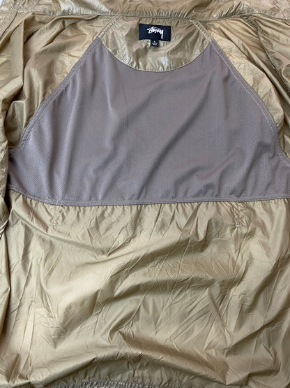 【中古品】【メンズ】 STUSSY ステューシー VINTAGE CRINKLE NYLON LOGO ZIP JACKET 115746 ヴィンテージ クリンクル ナイロン ロゴ ジップ ジャケット メンズ ライトアウター 142-261020-em-31-min サイズ：L カラー：シャンパンゴールド系 万代Net店