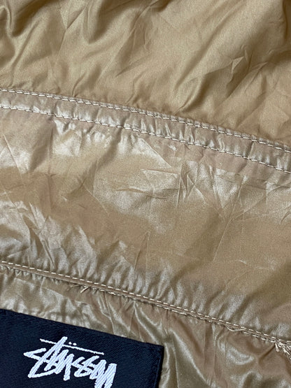 【中古品】【メンズ】 STUSSY ステューシー VINTAGE CRINKLE NYLON LOGO ZIP JACKET 115746 ヴィンテージ クリンクル ナイロン ロゴ ジップ ジャケット メンズ ライトアウター 142-261020-em-31-min サイズ：L カラー：シャンパンゴールド系 万代Net店