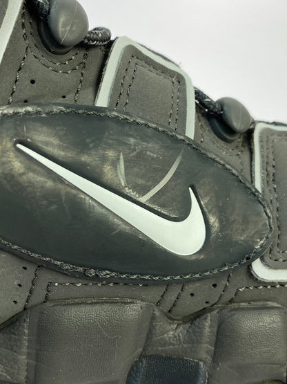 【中古品】【メンズ】 NIKE ナイキ AIR MORE UPTEMPO COPY PASTE DQ5014-068 エアモア アップテンポ コピー ペースト スニーカー 160-261018-em-20-min サイズ：27.0cm カラー：アイアングレー / ホワイト / スモークグレー / アンスラサイト 万代Net店