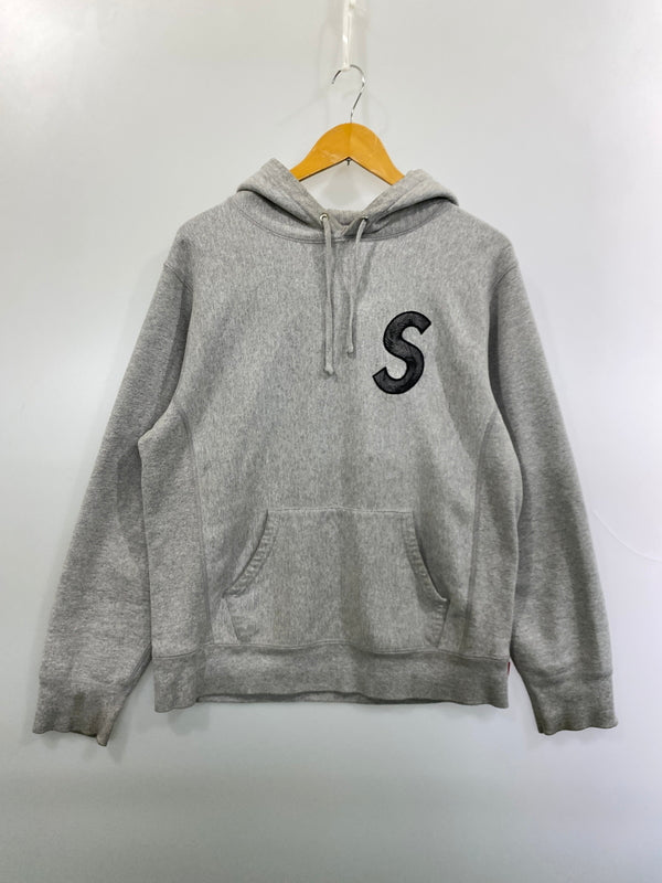 【現状渡し品】【メンズ】 SUPREME シュプリーム 18AW S LOGO HOODED SWEAT SHIRT プルオーバー パーカー スウェットシャツ ロゴ フーディ トップス 149-261015-em-08-min サイズ：M カラー：グレー 万代Net店