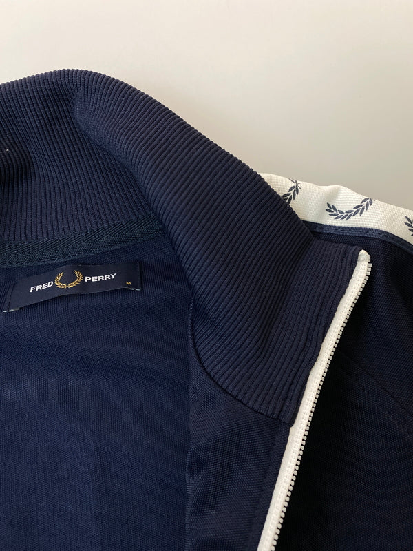 【中古品】【メンズ】 FRED PERRY フレッドペリー TAPED TRACK JACKET J4620-885-01980-410 テープド トラックジャケット メンズ ジャージ 141-261020-em-61-min サイズ：M カラー：ネイビー 万代Net店