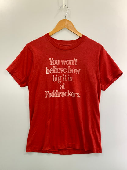 【現状渡し品】【メンズ】 USED ユーズド 80-90S FUDDRUCKERS S/S TEE 80年代 90年代 ファドラッカーズ ショートスリーブ 半袖Tシャツ トップス 146-261022-em-04-min カラー：レッド 万代Net店