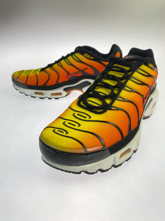【中古品】【メンズ】 NIKE ナイキ AIR MAX PLUS SUNSET エア マックス プラス サンセット HF0552-001 靴 スニーカー シューズ 160-261021-hu-08-min カラー：イエロー/オレンジ/ブラック 万代Net店
