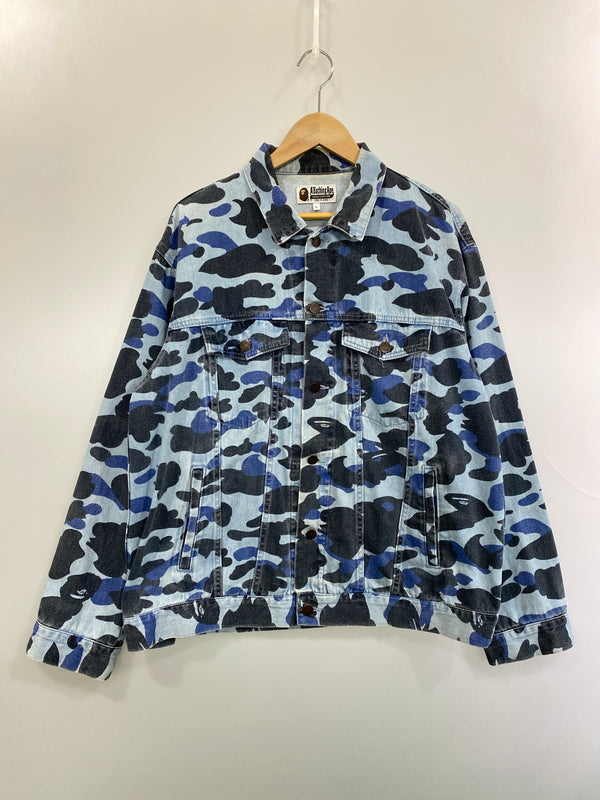 【中古品】【メンズ】 A BATHING APE アベイシングエイプ BLUE CAMO OVER DENIM JACKET 001LJJ301008M ブルー カモ オーバー デニム ジャケット メンズ アウター Gジャン 142-261022-em-36-min サイズ：L カラー：青色の迷彩柄 万代Net店
