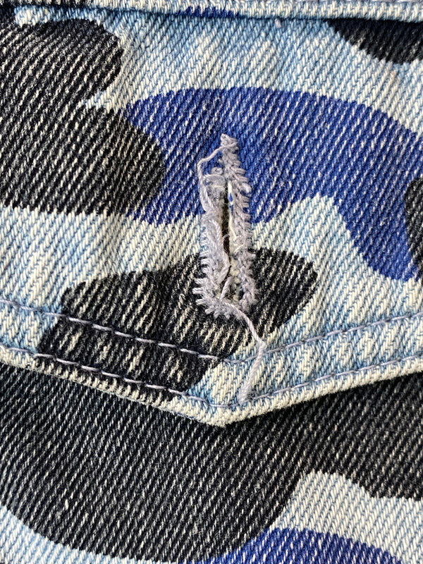 【中古品】【メンズ】 A BATHING APE アベイシングエイプ BLUE CAMO OVER DENIM JACKET 001LJJ301008M ブルー カモ オーバー デニム ジャケット メンズ アウター Gジャン 142-261022-em-36-min サイズ：L カラー：青色の迷彩柄 万代Net店