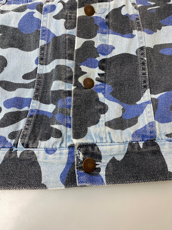 【中古品】【メンズ】 A BATHING APE アベイシングエイプ BLUE CAMO OVER DENIM JACKET 001LJJ301008M ブルー カモ オーバー デニム ジャケット メンズ アウター Gジャン 142-261022-em-36-min サイズ：L カラー：青色の迷彩柄 万代Net店