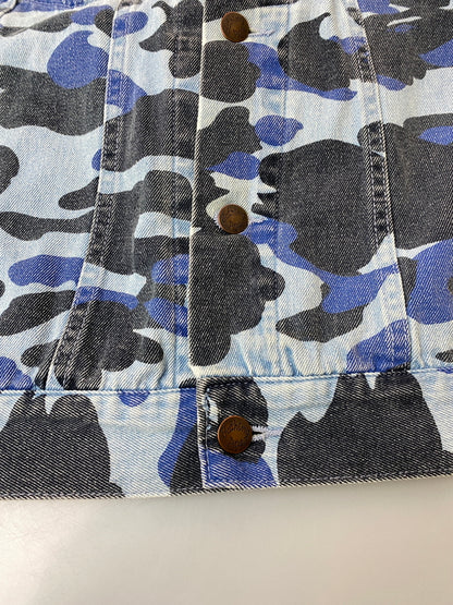 【中古品】【メンズ】 A BATHING APE アベイシングエイプ BLUE CAMO OVER DENIM JACKET 001LJJ301008M ブルー カモ オーバー デニム ジャケット メンズ アウター Gジャン 142-261022-em-36-min サイズ：L カラー：青色の迷彩柄 万代Net店