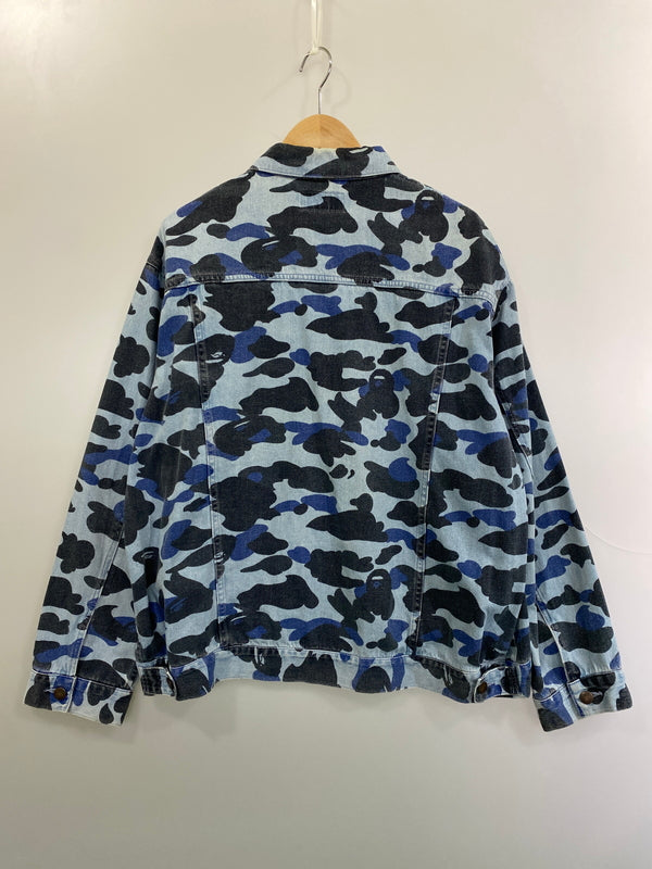【中古品】【メンズ】 A BATHING APE アベイシングエイプ BLUE CAMO OVER DENIM JACKET 001LJJ301008M ブルー カモ オーバー デニム ジャケット メンズ アウター Gジャン 142-261022-em-36-min サイズ：L カラー：青色の迷彩柄 万代Net店
