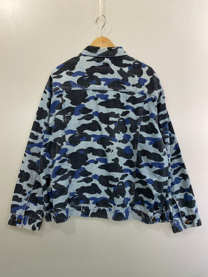 【中古品】【メンズ】 A BATHING APE アベイシングエイプ BLUE CAMO OVER DENIM JACKET 001LJJ301008M ブルー カモ オーバー デニム ジャケット メンズ アウター Gジャン 142-261022-em-36-min サイズ：L カラー：青色の迷彩柄 万代Net店