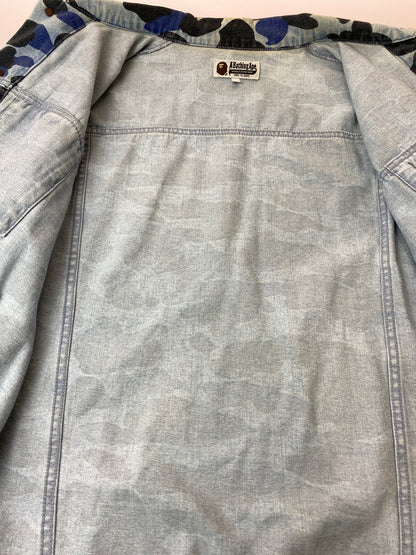 【中古品】【メンズ】 A BATHING APE アベイシングエイプ BLUE CAMO OVER DENIM JACKET 001LJJ301008M ブルー カモ オーバー デニム ジャケット メンズ アウター Gジャン 142-261022-em-36-min サイズ：L カラー：青色の迷彩柄 万代Net店
