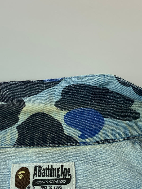 【中古品】【メンズ】 A BATHING APE アベイシングエイプ BLUE CAMO OVER DENIM JACKET 001LJJ301008M ブルー カモ オーバー デニム ジャケット メンズ アウター Gジャン 142-261022-em-36-min サイズ：L カラー：青色の迷彩柄 万代Net店