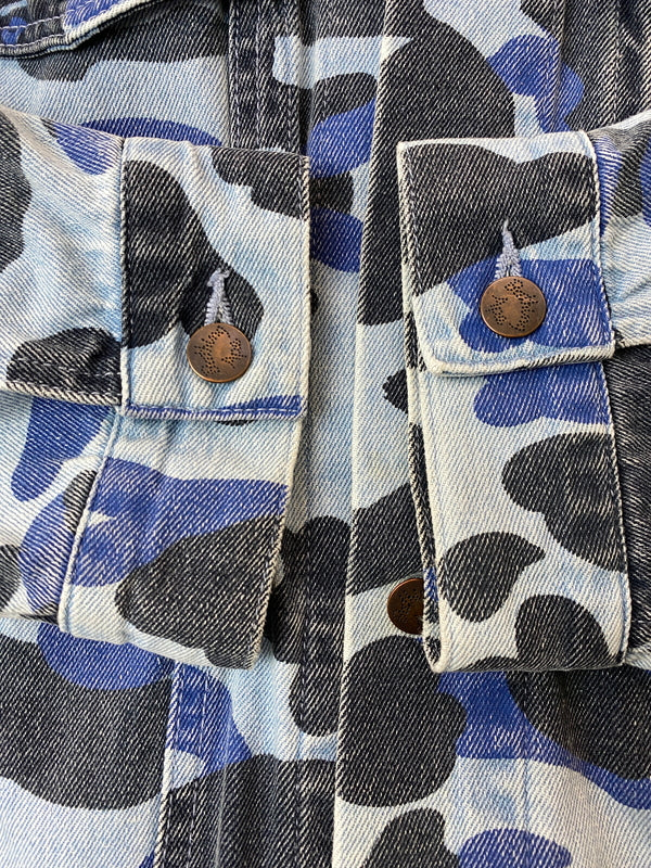 【中古品】【メンズ】 A BATHING APE アベイシングエイプ BLUE CAMO OVER DENIM JACKET 001LJJ301008M ブルー カモ オーバー デニム ジャケット メンズ アウター Gジャン 142-261022-em-36-min サイズ：L カラー：青色の迷彩柄 万代Net店
