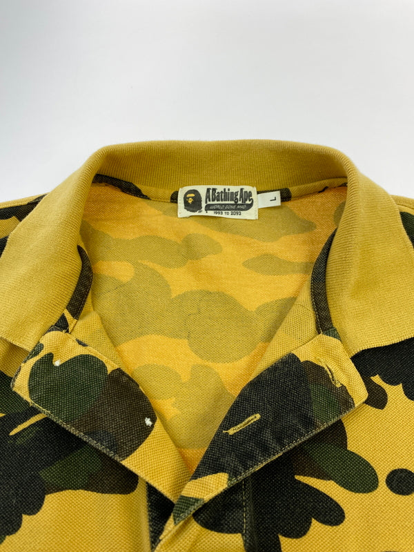 【中古品】【メンズ】 A BATHING APE アベイシングエイプ 1ST CAMO ONE POINT RELAXED FIT POLO 1ST カモ ワンポイント リラックス フィット ポロ 001POJ301004M ポロシャツ 半袖 142-261023-hu-29-min サイズ：L カラー：マスタード系（カモ） 万代Net店