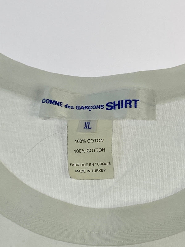 【中古品】【メンズ】 COMME DES GARCONS SHIRT × KAWS コムデギャルソンシャツ カウズ KAWS CDG T-SHIRT PRINT 2 カウズ Tシャツ プリント FH-T003 トップス 140-261023-hu-21-min サイズ：XL カラー：ホワイト 万代Net店
