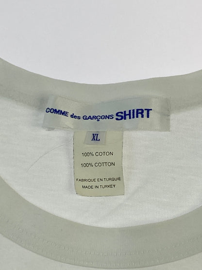 【中古品】【メンズ】 COMME DES GARCONS SHIRT × KAWS コムデギャルソンシャツ カウズ KAWS CDG T-SHIRT PRINT 2 カウズ Tシャツ プリント FH-T003 トップス 140-261023-hu-21-min サイズ：XL カラー：ホワイト 万代Net店