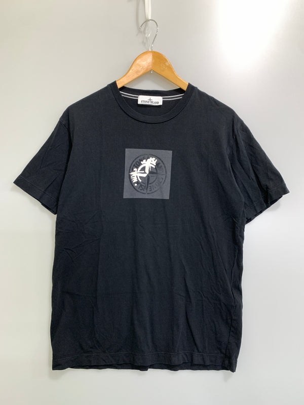 【中古品】【メンズ】 STONE ISLAND ストーンアイランド INSTITUTIONAL STAMP ONE BADGE PRINT TEE 80152NS83 インスティテューショナル スタンプ ワン バッジ 半袖 プリント Tシャツ 141-261020-em-06-min サイズ：L カラー：ブラック 万代Net店