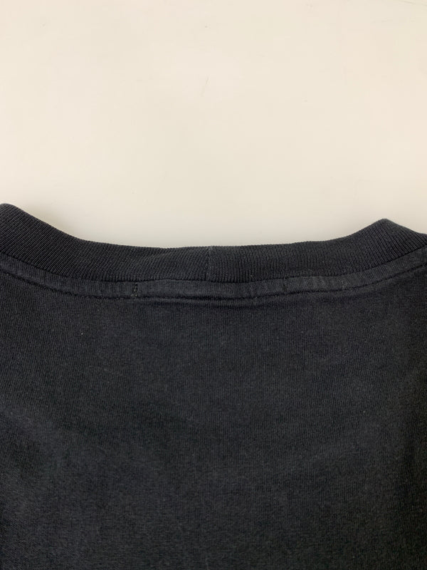 【中古品】【メンズ】 STONE ISLAND ストーンアイランド INSTITUTIONAL STAMP ONE BADGE PRINT TEE 80152NS83 インスティテューショナル スタンプ ワン バッジ 半袖 プリント Tシャツ 141-261020-em-06-min サイズ：L カラー：ブラック 万代Net店