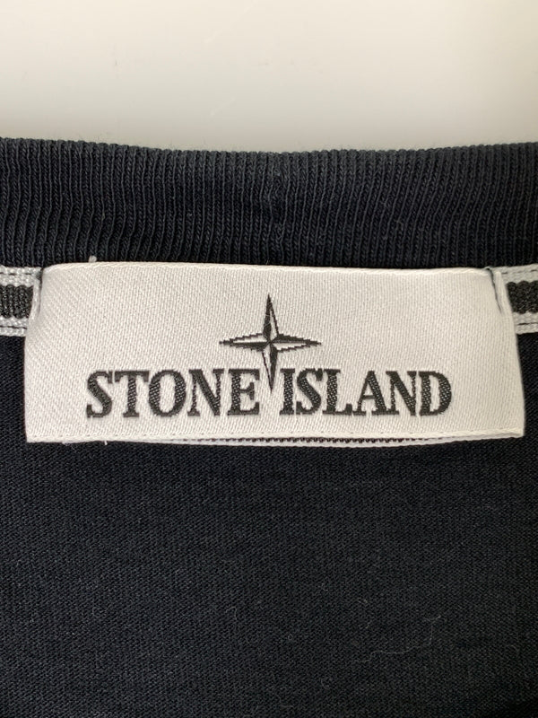 【中古品】【メンズ】 STONE ISLAND ストーンアイランド INSTITUTIONAL STAMP ONE BADGE PRINT TEE 80152NS83 インスティテューショナル スタンプ ワン バッジ 半袖 プリント Tシャツ 141-261020-em-06-min サイズ：L カラー：ブラック 万代Net店