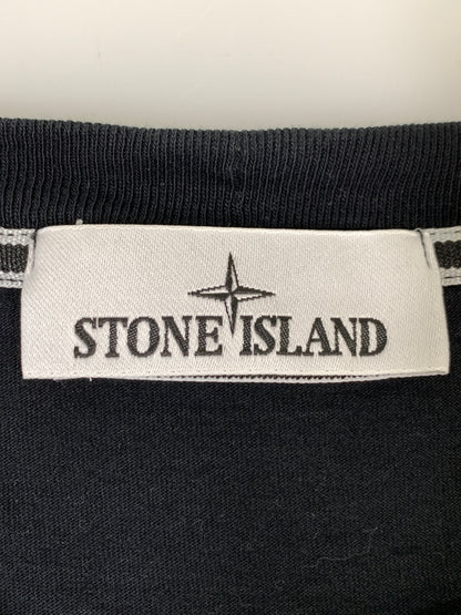 【中古品】【メンズ】 STONE ISLAND ストーンアイランド INSTITUTIONAL STAMP ONE BADGE PRINT TEE 80152NS83 インスティテューショナル スタンプ ワン バッジ 半袖 プリント Tシャツ 141-261020-em-06-min サイズ：L カラー：ブラック 万代Net店