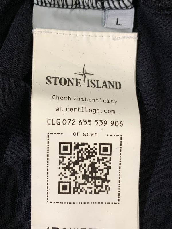 【中古品】【メンズ】 STONE ISLAND ストーンアイランド INSTITUTIONAL STAMP ONE BADGE PRINT TEE 80152NS83 インスティテューショナル スタンプ ワン バッジ 半袖 プリント Tシャツ 141-261020-em-06-min サイズ：L カラー：ブラック 万代Net店