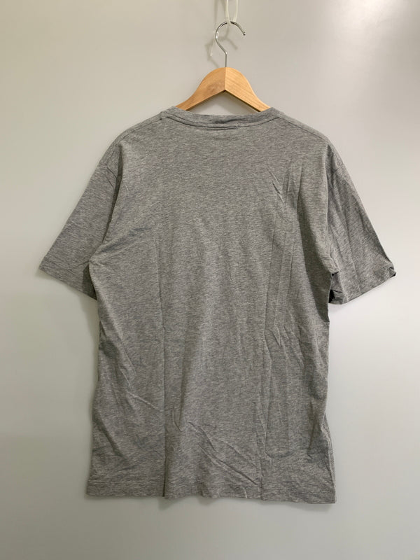 【中古品】【メンズ】 STONE ISLAND ストーンアイランド STITCHES TWO TEE 781521579 ステッチーズ ツー 半袖Tシャツ メンズ トップス クルーネック 刺繍 141-261020-em-05-min サイズ：L カラー：グレー 万代Net店