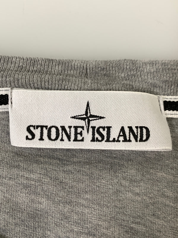【中古品】【メンズ】 STONE ISLAND ストーンアイランド STITCHES TWO TEE 781521579 ステッチーズ ツー 半袖Tシャツ メンズ トップス クルーネック 刺繍 141-261020-em-05-min サイズ：L カラー：グレー 万代Net店