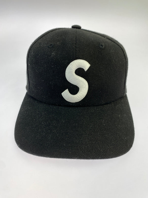 【中古品】【メンズ】 SUPREME シュプリーム WORLD FAMOUS 1994 CAP ワールドフェイマス 1994 キャップ 帽子 刺繍 ワッペン 185-261030-em-16-min カラー：ブラック 万代Net店