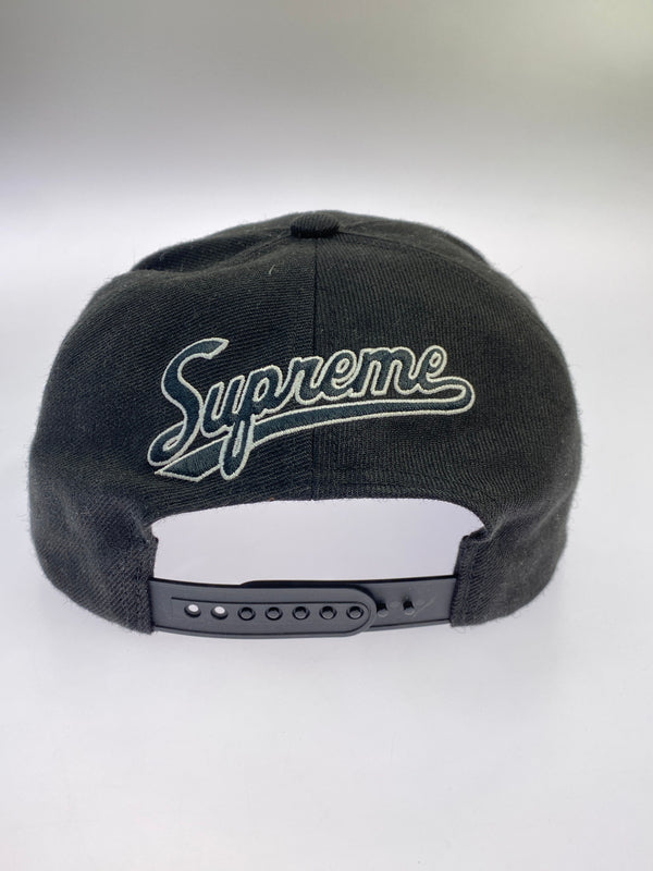 【中古品】【メンズ】 SUPREME シュプリーム WORLD FAMOUS 1994 CAP ワールドフェイマス 1994 キャップ 帽子 刺繍 ワッペン 185-261030-em-16-min カラー：ブラック 万代Net店