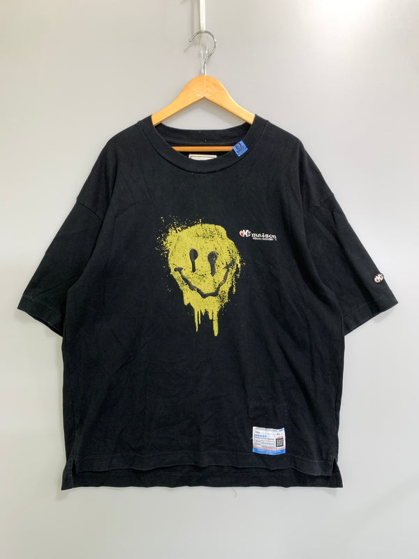 【中古品】【メンズ】 MAISON MIHARA YASUHIRO メゾン ミハラヤスヒロ 23AW SMILY FACE PRINTED TEE A11TS691 スマイリー フェイス プリント 半袖Tシャツ メンズ トップス 140-261020-em-07-min サイズ：46 カラー：ブラック 万代Net店