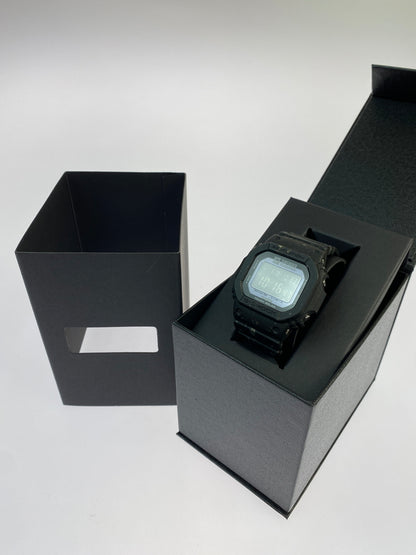 【中古品】【メンズ】 G-SHOCK ジーショック × SURFRIDER FOUNDATION サーフライダーファウンデーション G-5600SRF-1JR 5600 SERIES TOUGH SOLAR DIGITAL WATCH タフ ソーラー デザイン ウォッチ 腕時計 時計 196-261027-jt-13-min カラー：ブラック/マーブル 万代Net店