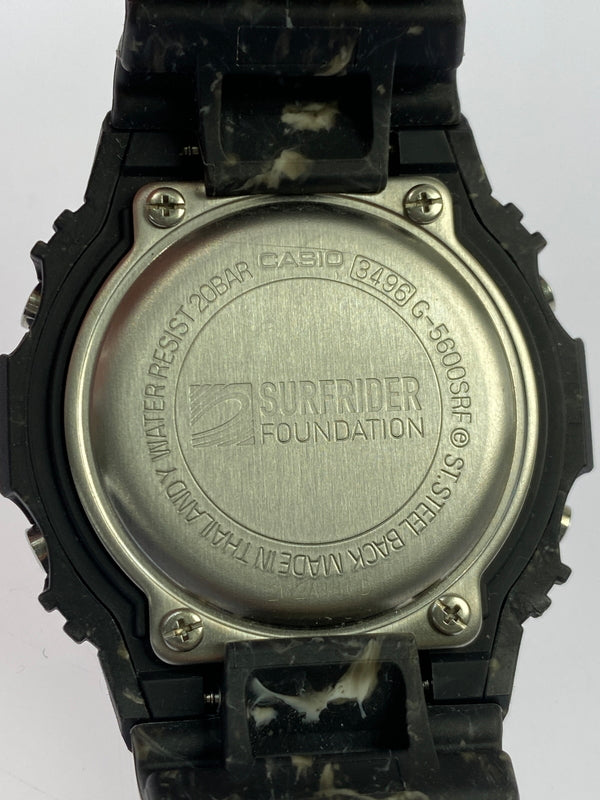 【中古品】【メンズ】 G-SHOCK ジーショック × SURFRIDER FOUNDATION サーフライダーファウンデーション G-5600SRF-1JR 5600 SERIES TOUGH SOLAR DIGITAL WATCH タフ ソーラー デザイン ウォッチ 腕時計 時計 196-261027-jt-13-min カラー：ブラック/マーブル 万代Net店