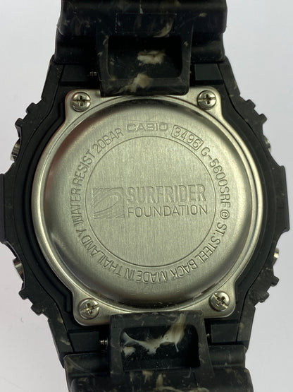 【中古品】【メンズ】 G-SHOCK ジーショック × SURFRIDER FOUNDATION サーフライダーファウンデーション G-5600SRF-1JR 5600 SERIES TOUGH SOLAR DIGITAL WATCH タフ ソーラー デザイン ウォッチ 腕時計 時計 196-261027-jt-13-min カラー：ブラック/マーブル 万代Net店