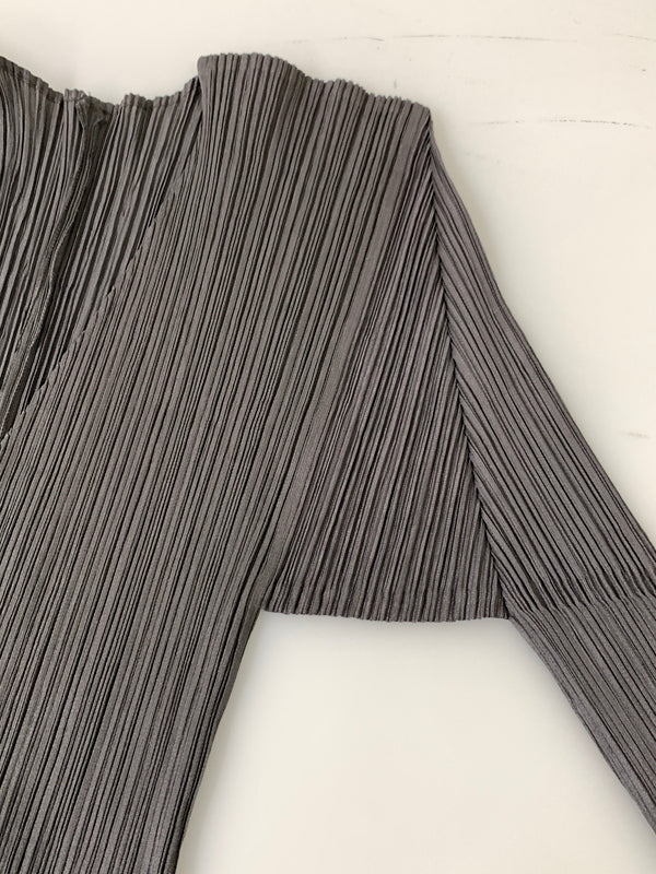 【中古美品】【レディース】 PLEATS PLEASE ISSEY MIYAKE プリーツ プリーズ イッセイミヤケ PP04-J0607 PLEATS CARDIGAN プリーツカーディガン トップス 171-261024-ta-17-min サイズ：3 カラー：グレー系 万代Net店