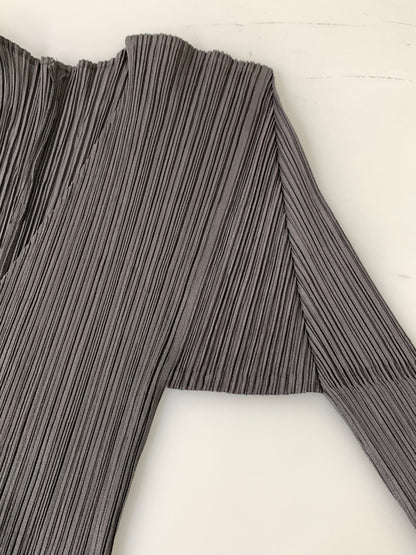 【中古美品】【レディース】 PLEATS PLEASE ISSEY MIYAKE プリーツ プリーズ イッセイミヤケ PP04-J0607 PLEATS CARDIGAN プリーツカーディガン トップス 171-261024-ta-17-min サイズ：3 カラー：グレー系 万代Net店