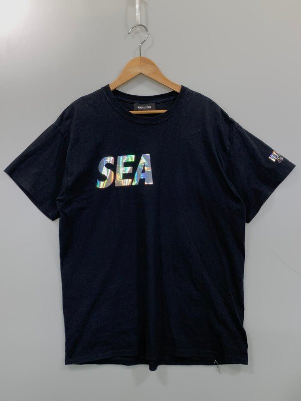【中古品】【メンズ】 WIND AND SEA ウィンダンシー HOLOGRAM LOGO TEE ホログラムロゴ Tシャツ 半袖 ショートスリーブ トップス 142-261027-hu-29-min サイズ：表記なし不明 カラー：ブラック 万代Net店